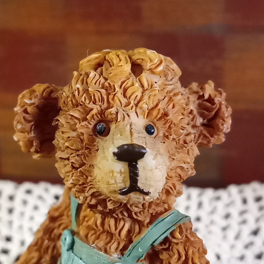 "1990" RESIN TEXTURED TEDDY BEAR WITH GREEN OVERALLS(CH/TP) - Picture 4 of 14